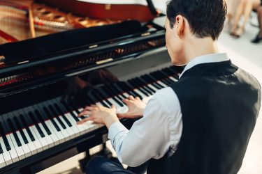 pianist-playing-music-on-grand-piano-KZB6GV9.jpg